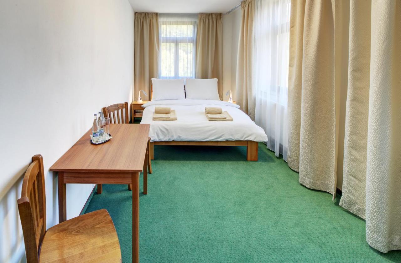 Hradni Basta Hotel Becov nad Teplou Exterior photo